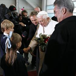 APAHEF10 - 07092007 - SCHWECHAT - OESTERREICH: ZU APA-TEXT CI - Zwei Kinder begruessen mit Blumen Papst Benedikt XVI. nach dessen Ankunft anl. seines dreitaegigen Besuches in Oesterreich am Freitag, 07. September 2007, am Flughafen Wien-Schwechat. AP