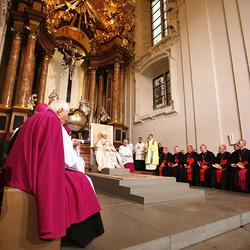 APAHEF39 - 08092007 - MARIAZELL - OESTERREICH: ZU APA-TEXT II - Papst Benedikt XVI. waehrend der Vesper in der Basilika in Mariazell am Samstag, 08. September 2007. APA-FOTO: POOL/ROBERT JAEGER