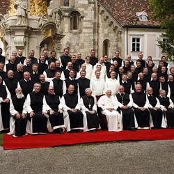 APAGIN16- 09092007 - HEILIGENKREUZ - OESTERREICH: ZU APA-TEXT II - Papst Benedikt XVI. (m.) beim Gruppenbild mit Moenchen des Stiftes Heiligenkreuz im Wienerwald am Sonntag, 9. September 2007. APA-FOTO: POOL/ROBERT JAEGER