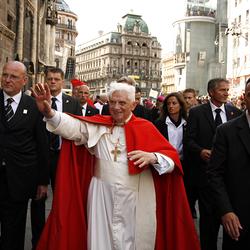 APAHDS36 - 09092007 - WIEN - OESTERREICH: ZU APA TEXT II - Papst Benedikt XVI. nach der Messe im Stephansdom am Sonntag, 9. September 2007, anl. seines dreitaegigen Besuches in Oesterreich. APA-FOTO: ROBERT JAEGER/POOL