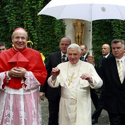 APAOZE06 - 09092007 - WIEN - OESTERREICH: ZU APA-TEXT II - Ankunft von Papst Benedikt XVI. im Erzbischoeflichen Palais in der Wiener Innenstadt am Sonntag, 9. September 2007, anl. des dreitaegigen Papstbesuches in Oesterreich. APA-FOTO: POOL/ROBERT J