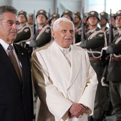 APAGIN18  - 07092007 - SCHWECHAT - OESTERREICH: ZU APA-TEXT CI -  Papst Benedikt XVI. und  BP Heinz Fischer  (l.) bei der Ankunft anl. seines dreitaegigen Besuches in Oesterreich am Freitag, 07. September 2007, am Flughafen Wien-Schwechat. APA-FOTO: 