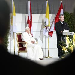 APAHDS39 - 09092007 - WIEN - OESTERREICH: ZU APA TEXT II - Papst Benedikt XVI. und BP Heinz Fischer bei der Verabschiedung des Papstes am Sonntag, 9. September 2007, in Wien Schwechat. APA-FOTO: ROBERT JAEGER/POOL