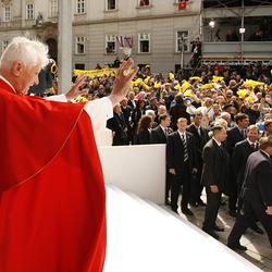 APAHDS34 - 09092007 - WIEN - OESTERREICH: ZU APA TEXT II - Papst Benedikt XVI. nach der Messe im Stephansdom am Sonntag, 9. September 2007, anl. seines dreitaegigen Besuches in Oesterreich. APA-FOTO: ROBERT JAEGER/POOL