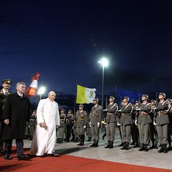 APAKMA40 - 09092007 - WIEN - OESTERREICH: ZU APA TEXT II - Papst Benedikt XVI. und BP Heinz Fischer bei der Verabschiedung des Papstes am Sonntag, 9. September 2007, in Wien Schwechat. APA-FOTO: DRAGAN TATIC/HBF/POOL