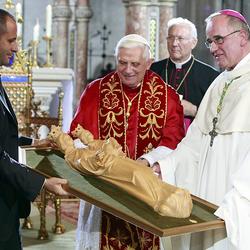 APAOZE24 - 09092007 - HEILIGENKREUZ - OESTERREICH: ZU APA-TEXT II - Papst Benedikt XVI. (m.) und Abt Gregor Ulrich Henckel-Donnersmarck (r.) waehrend einer Liturgischen Feier und Ansprache in der Stiftskirche des Benediktinerstift Heiligenkreuz im Wi