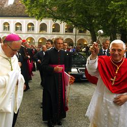 APAGIN14- 09092007 - HEILIGENKREUZ - OESTERREICH: ZU APA-TEXT II - ( v..l.) Abt Gregor Ulrich Henckel-Donnersmarck, Privatsekretaer des Papstes, Georg Gaenswein und der segnende Papst Benedikt XVI. im Stift Heiligenkreuz im Wienerwald am Sonntag, 9. 