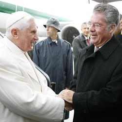 APAHEF04 - 07092007 - SCHWECHAT - OESTERREICH: ZU APA-TEXT CI - Papst Benedikt XVI. begruesst BP Heinz Fischer (r.) nach seiner Ankunft anl. seines dreitaegigen Besuches in Oesterreich am Freitag, 07. September 2007, am Flughafen Wien-Schwechat. APA-